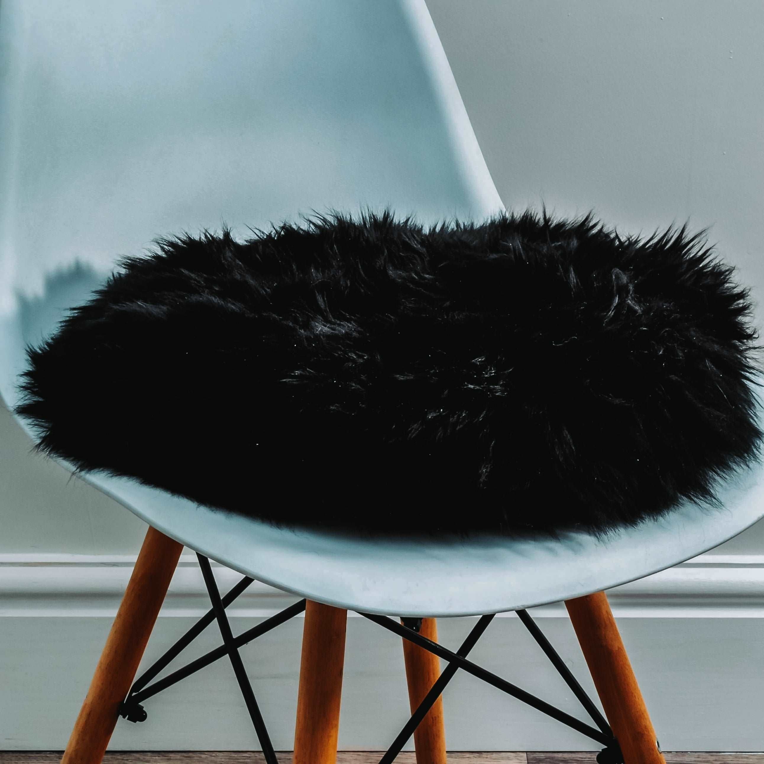 Deve Black Round Sheepskin Chair Pad - Apollo Homeware