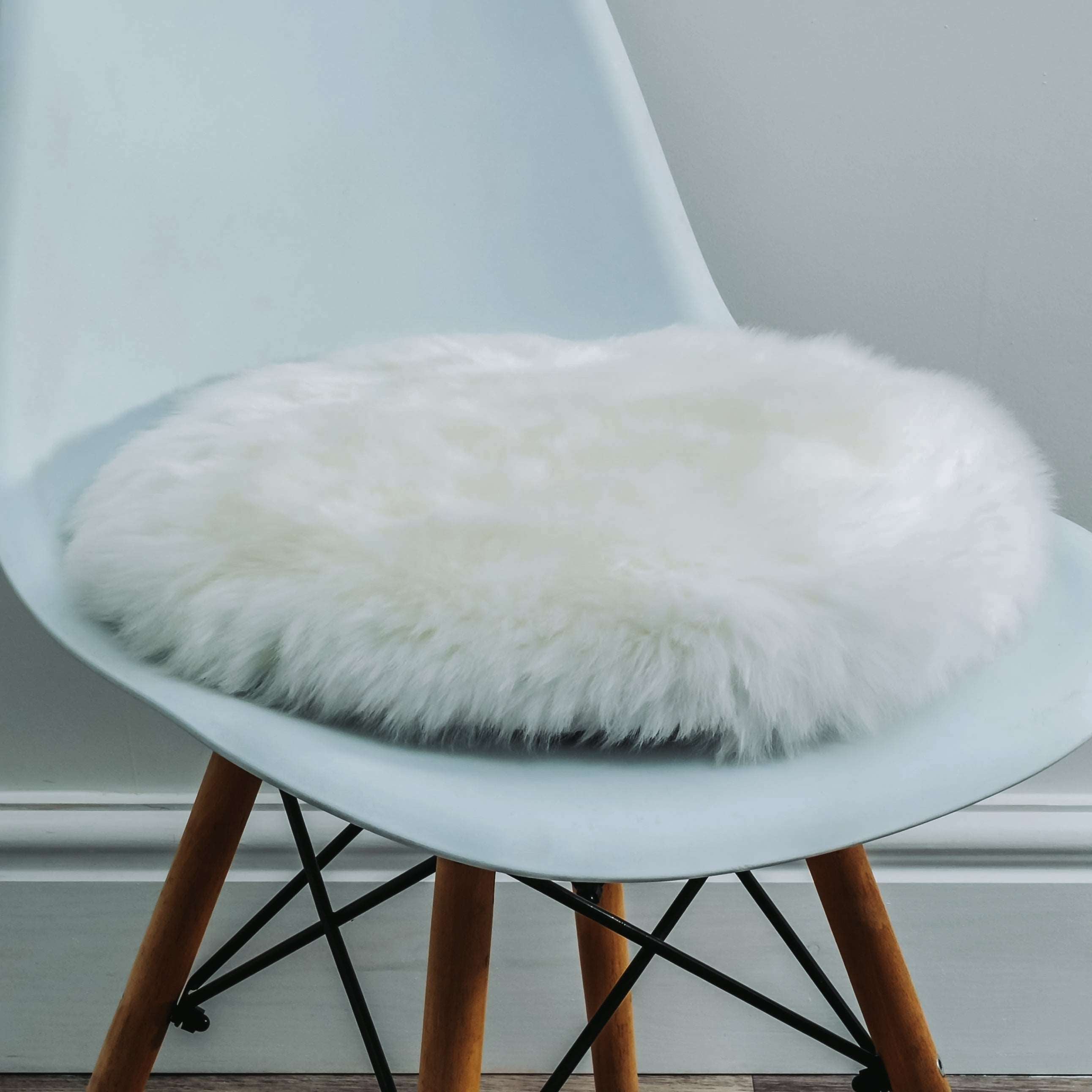 Deve Natural White Round Sheepskin Chair Pad - Apollo Homeware
